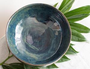 Bol de service élégant en céramique, glaçure émeraude fusion, silhouette arrondie, finition lisse et brillante, qualité alimentaire, choix durable pour les cuisines - Product Image 2