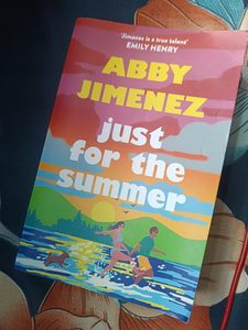 Solo por el verano, de Abby Jimenez, novela de romance contemporáneo en formato de bolsillo - Product Image 1