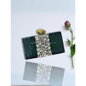 Bolso de Mano Rectangular Beige Ecológico de Resina Pintado a Mano con Acabado Brillante Efecto Mármol Ahumado y Adornos de Cristal para Fiesta de Mujer - Product Image 5