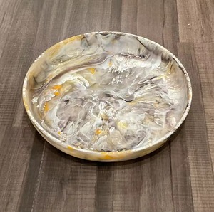 Plateau décoratif rond en résine, motif fait main, surface polie, idéal pour la présentation sur table, tons gris, blanc, jaune - Product Image 1