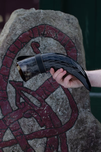 Cuerno Vikingo para Beber de PERFECT ENTERPRISES con Soporte Metálico, Cuerno Artesanal Genuino Estilo Amoroso para Cerveza/Vino, Regalo Empresarial - Product Image 3