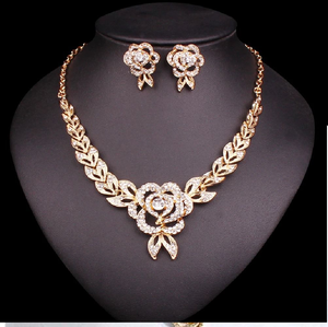 Ensemble élégant à motifs floraux avec de grandes pierres et des boucles d'oreilles pendantes. Disponible aux prix de gros. - Product Image 2