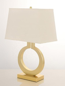 Lámpara de Mesa Halo Crest de Metal con Base de Anillo de Hierro Dorado Cepillado, Pantalla de Tela Premium, Iluminación Ambiental Cálida para Interiores de Lujo - Product Image 3