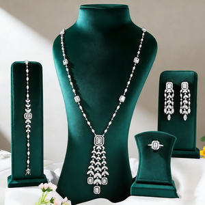 Nouvel ensemble de bijoux de luxe tendance 4 pièces en forme de cœur, collier, boucles d'oreilles, bracelet et bague pour femme, bijoux de mariage en argent - Product Image 1