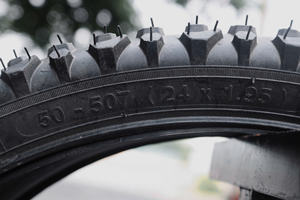 Neumático Plegable HOT 2026 KUMA KB107 de Caucho Natural Duradero con Patrón de Bloques, Negro 4PR para Bicicletas de Montaña y Uso Urbano - Product Image 6