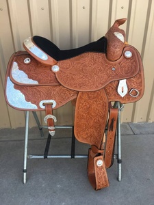 Silla de montar de cuero de primera calidad, hecha a mano, con detalles grabados y diseños personalizados, para accesorios de equitación y carreras de caballos. - Product Image 1