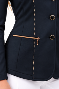 Chaqueta de competición ecuestre azul marino para mujer, corte ajustado, con bolsillos con cremallera dorada y ribete de pedrería - Product Image 2