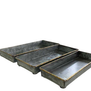 Juego de 3 bandejas rectangulares de metal galvanizado vintage con acabado en pátina para servir y decorar, ideales para decoración del hogar estilo rústico. - Product Image 1