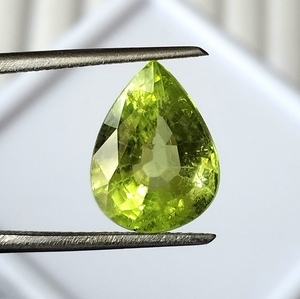 Turmalina Verde Claro Facetada Natural de Zambia, 4.20 Quilates, Corte Pera, Gema Suelta Premium para Joyería - Product Image 1