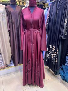 Abaya de mariage traditionnelle musulmane de Dubaï, de haute qualité, modeste, perlée et pailletée, à manches longues, faite à la main, pour femme, en polyester respirant, col en V - Product Image 4