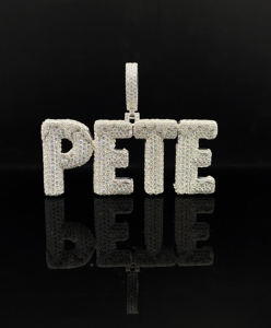 Pendentif personnalisé pour homme en alliage plaqué or avec diamants CZ glacés de style Trap Royal - Product Image 1