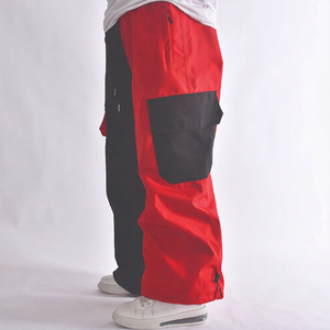 Pantalon de neige bicolore noir et rouge pour homme style cargo doublé de polaire imperméable avec guêtres de bottes réglables et logo personnalisé - Product Image 1