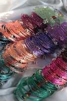 Fabricants professionnels de services de conception de broderies personnalisées, bracelets en acier inoxydable de haute qualité, ensemble de bracelets cachemiriens, services de mariage Churiya