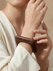 กำไลไม้ทำมือดีไซน์ล่าสุด คุณภาพสูง เป็นมิตรกับสิ่งแวดล้อม ตกแต่งแบบธรรมชาติ เหมาะสำหรับใส่ทุกวัน งานเทศกาล งานปาร์ตี้ รับสั่งทำได้ - Product Image 2