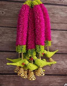 Décoration de mariage indienne moderne, guirlandes artificielles artisanales en tissu avec pendentifs en forme de perroquet et clochettes, pour la décoration festive des temples de mariage - Product Image 1