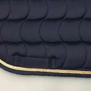 Tapis de selle en velours de coton de qualité supérieure pour dressage équestre, avec broderie métallique et dessous en maille respirante - Product Image 5