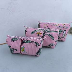 Ensemble de 3 pochettes en coton matelassées roses, cousues à la main, fabriquées traditionnellement, avec logo personnalisé imprimé - Product Image 3