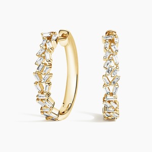 Pendientes de Aro con Racimo de Diamantes Cultivados en Laboratorio con Corte Baguette de Lujo en Oro Amarillo de 18K - Product Image 1