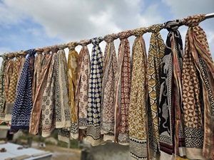 Sarong de luxe imprimé à la main avec des détails en Zari pour les vacances à la plage et les tenues de resort, sarong léger imprimé à la main de style bohème pour les vacances d'été - Product Image 1