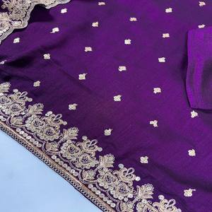 VASTRA COTTAGE Vichitra Seide Bestickte Kurta mit Passendem Unterteil und Pailletten-Bestickter Dupatta Ethnisches Party-Outfit für Damen - Product Image 3