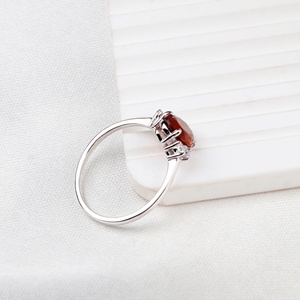 Bague en argent sterling 925 massif avec grenat rouge naturel ovale et zircone cubique en grappe latérale, bijoux fins Memoria Jewels, vente en gros - Product Image 6
