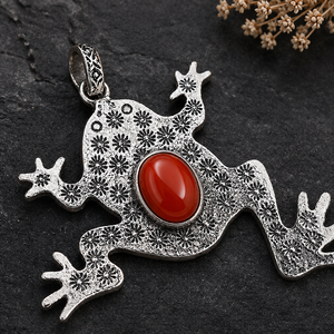 Collier décoratif grenouille en cornaline hydro-synthétique, avec breloque botanique en laiton sertie, plaqué or/argent, unisexe, marque privée - Product Image 5