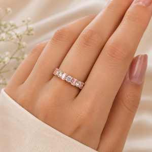 Bague de mariage en or 18 carats avec pierre précieuse rose émeraude et diamant rond cultivé en laboratoire, forme wishbone incurvée |   Bijoux fins de luxe pour femmes - Product Image 2
