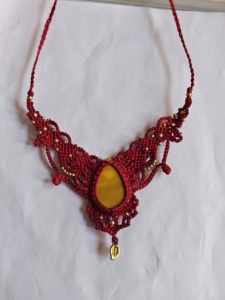 Collier en macramé marron fait main avec cabochon ovale en sélénite blanche et perle dorée, bijoux bohèmes pour femmes HARI OM CREATIONS IGI - Product Image 5