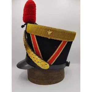 Casque shako napoléonien français, probablement une reproduction. Il est orné d'un pompon (plume) rouge distinctif sur le dessus du chapeau en cuir. - Product Image 2
