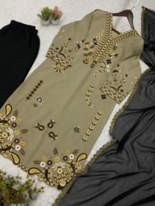 Ensemble prêt-à-porter brodé de créateur, comprenant un haut romain, un pantalon palazzo et un dupatta, entièrement cousu. - Product Image 6