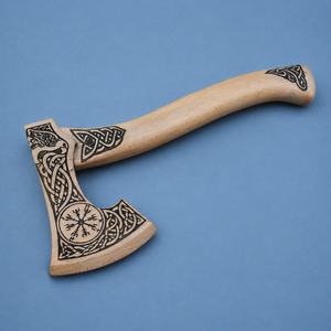 Hacha vikinga personalizada hecha a mano con mango de madera grabado o diseño de hacha vikinga hecha a mano con mango de madera de fresno grabado - Product Image 2
