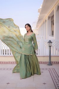 Conjunto de traje Salwar de tres piezas para mujer con Kurti de seda Crush Silk Zari, pantalones Palazzo acampanados, Dupatta con lentejuelas y bordados, y cuello redondo cosido. - Product Image 6