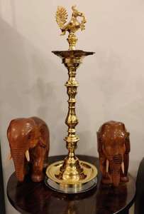 Lampe à huile Paon en laiton plaqué or, style Diya sur pied, décoration d'intérieur, thème animalier, mariage, motif floral audacieux, artisanat de moulage - Product Image 3