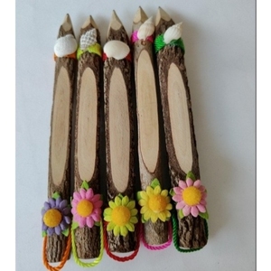 ดินสอไม้มะขามแกะสลักแบบคลาสสิก เป็นมิตรกับสิ่งแวดล้อม ทำด้วยมือ 100% ไม้มะขาม ยาว 17 ซม. จากประเทศไทย ของเล่นสำหรับกลับไปโรงเรียน - Product Image 1