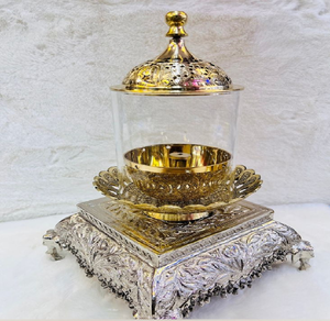 Elegante diya de latón con cristales incrustados y tapa con diseño de estrella para un brillo divino. Disponible a precios de mayorista. - Product Image 3