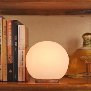Créez une ambiance apaisante avec cette lampe en sel de l'Himalaya, offrant une lueur douce et un design élégant pour la décoration intérieure moderne. - Product Image 6