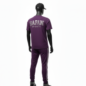 Ensemble t-shirt et pantalon de jogging pour homme en jersey de coton élasthanne GSM de haute qualité, avec bande latérale violette et logo en strass, 2 pièces. - Product Image 5