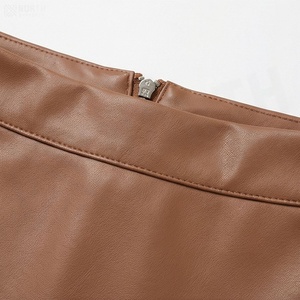 Jupe courte en similicuir taille haute pour femme, design asymétrique, couleur unie, style minimaliste brillant, à porter en toutes saisons - Product Image 4