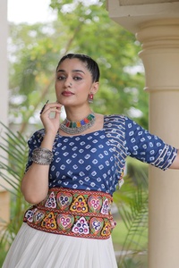 Haut ethnique indien en coton Kora avec imprimé gaufré, broderie Gamthi et travail de dentelle Gota Patti, pour femme, longueur ras du sol, idéal pour les fêtes et les occasions estivales. - Product Image 1