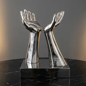 Sculpture de mains ouvertes en argent métallisé sur socle miroir, accent décoratif moderne pour table, idéal pour la maison, le bureau et le salon - Product Image 5