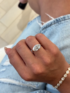 Bague de fiançailles solitaire ovale en diamant de laboratoire de 4 carats, certifiée IGI, taille East-West - Product Image 4