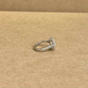 Bague en or blanc 14 carats avec diamant naturel taille ronde 0,70 ct au centre et pierres latérales 1,29 ct, bague de fiançailles de luxe, bijoux de créateur - Product Image 3