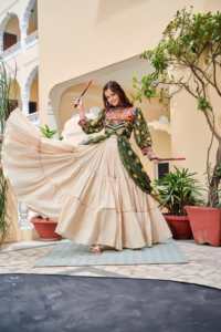 Ensemble Lehenga Choli entièrement cousu, spécial Navratri, avec shrug en dentelle miroir et broderie Gamthi Work Kodi Work. - Product Image 2