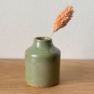 Vase en céramique vert mousse chic avec glaçure mate lisse, forme de bouteille compacte et allure moderne pour les intérieurs élégants - Product Image 1
