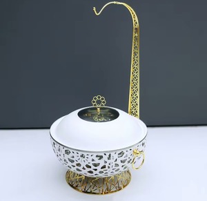 Plat à chafing dish rond en métal doré Gulf avec couvercle et poignée décorative, style oriental, finition polie - Product Image 4