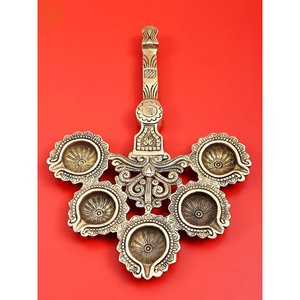 Puja Panch Aarti Diya de latón hecho a mano de 12 pulgadas con mango Artículo de decoración para el hogar Hecho en India - Product Image 1