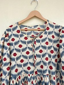Robe midi en coton à imprimé floral rouge bohème, col noué, manches bouffantes, coupe ample, robe décontractée d'été pour femmes - Product Image 2