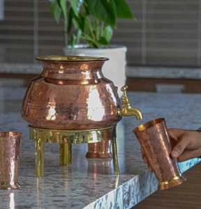 Nouvelle arrivée : Distributeur d'eau en cuivre avec couvercle et support en laiton, design moderne et traditionnel, décoration pour la maison et les mariages - Product Image 5
