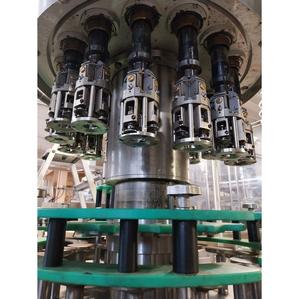 Machine d'étiquetage automatique à fusion à chaud BOPP de qualité supérieure et économique pour les applications d'emballage de bouteilles PET, de boissons et de liquides - Product Image 5