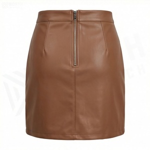Jupe courte en similicuir taille haute pour femme, design asymétrique, couleur unie, style minimaliste brillant, à porter en toutes saisons - Product Image 2